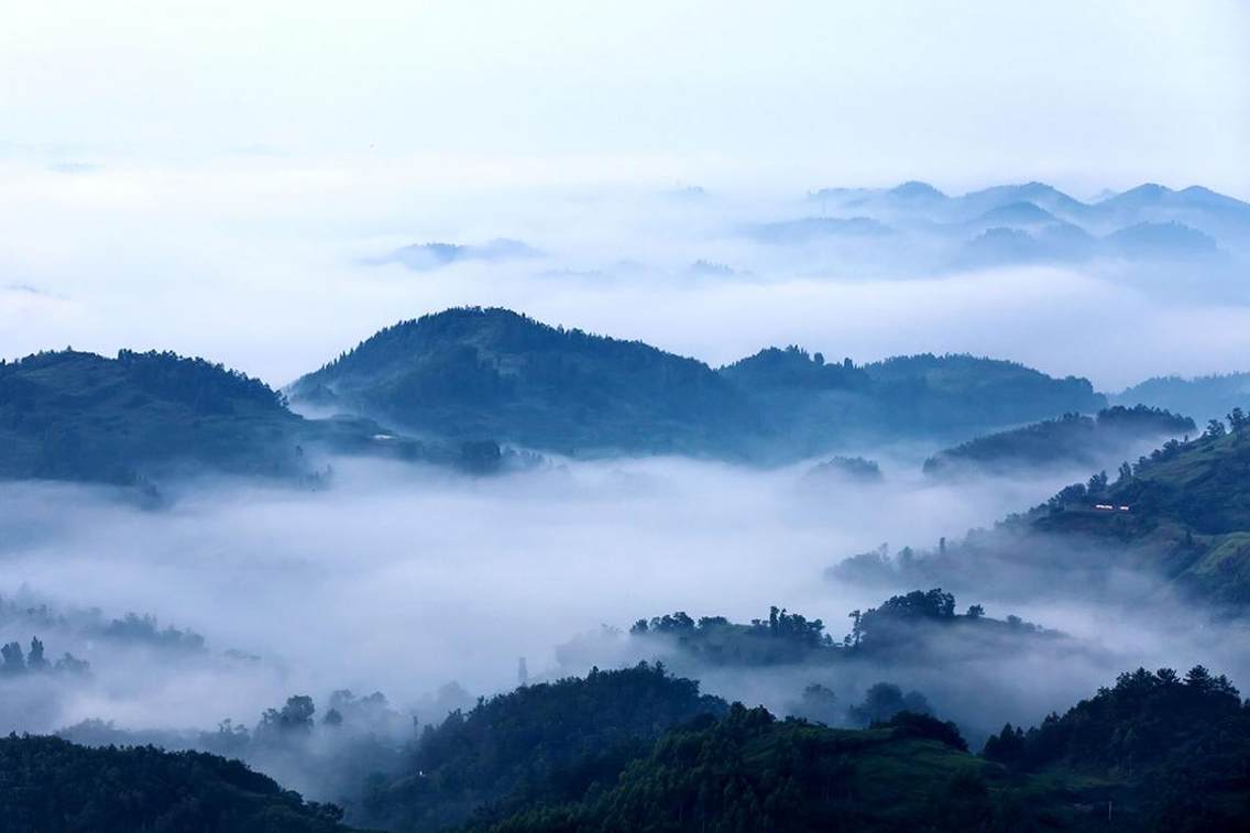 培观村位于重庆市丰都县许明寺镇东南7.5千米处，归属许明寺镇。海拔在650米以上。清晨，雪白的浓雾，充满沟壑，形成云海，薄薄的云雾缭绕山间，散居的农家象宝石镶嵌在座座小山中，如梦、如画，太美了。