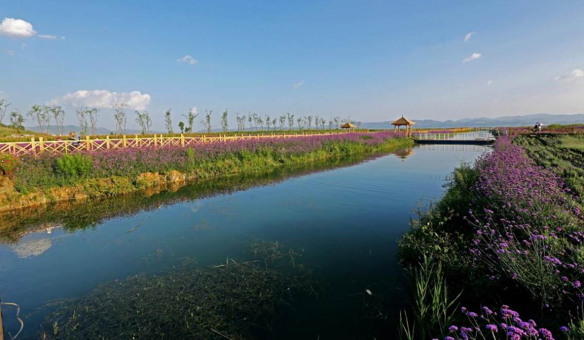 草海，位于贵州省威宁县，为国家级自然保护区，中国三大亚高原淡水湖泊之一，40平方公里的水草湖域保护着珍稀的高原湿地生态系统。在国外著名杂志《中国旅游指南》中，记录有35个景点被称为不可错过，其中国家级自然保护区-草海位列第二，仅次于长城。