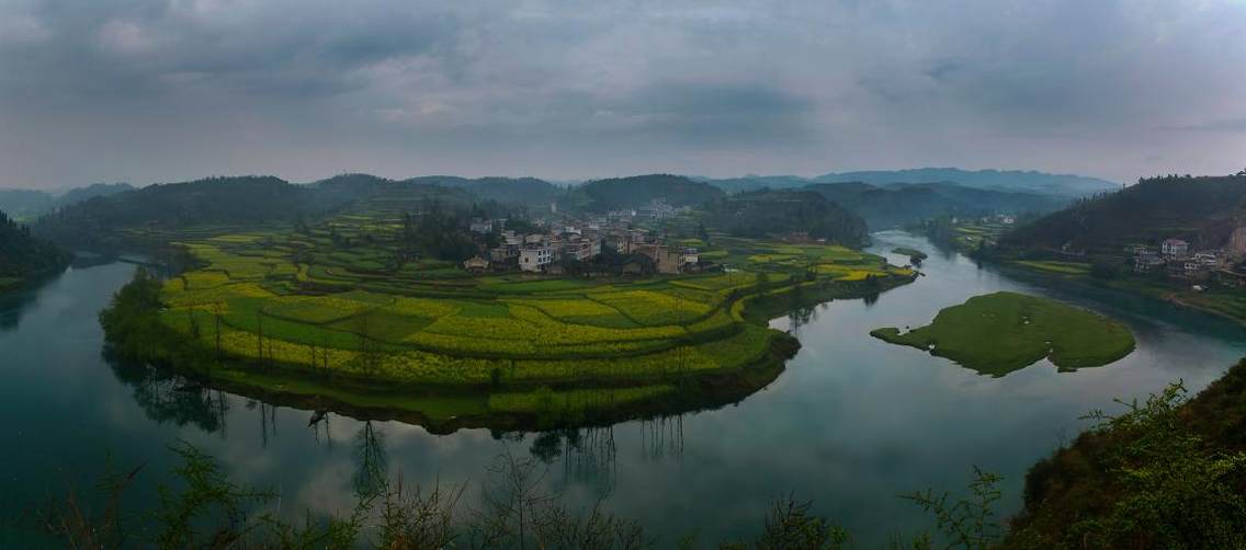 白岩塘，位于贵州省玉屏县抚溪江旁，三面环水，油菜花开时，是拍摄日落的好季节。很不凑巧，拍摄时变天，刚一拍完大雨就下起来了，所有设备全被淋湿。