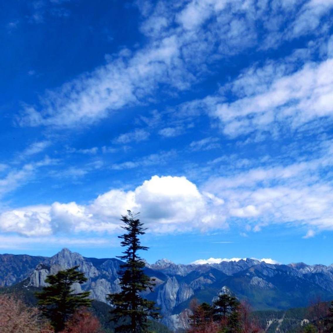 香格里拉大小雪山，宁空