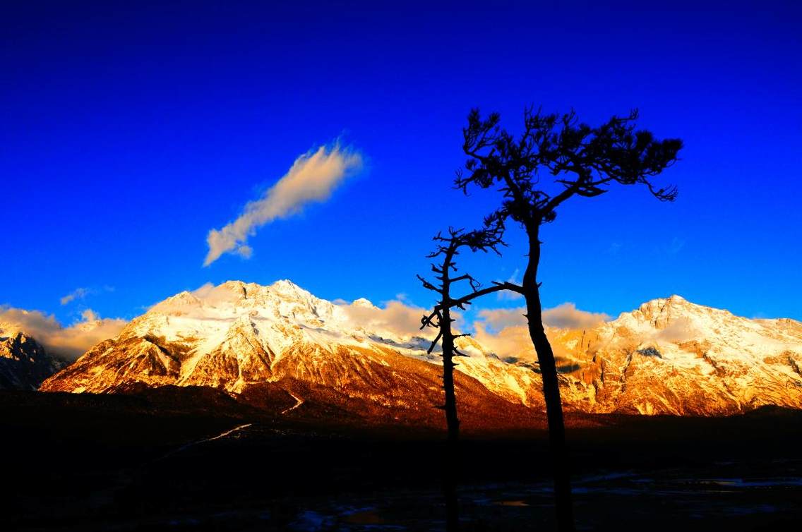 丽江玉龙雪山玉龙雪山在纳西语中被称为“欧鲁”，意为银色的山岩。其银装素裹,十三座雪峰连绵不绝,宛若一条“巨龙”腾越飞舞,故称为“玉龙”。又因其岩性主要为石灰岩与玄武岩,黑白分明,所以,又称为“黑白雪山”。她是纳西人民心中的神山,传说是纳西族保护神“三多”的化身。