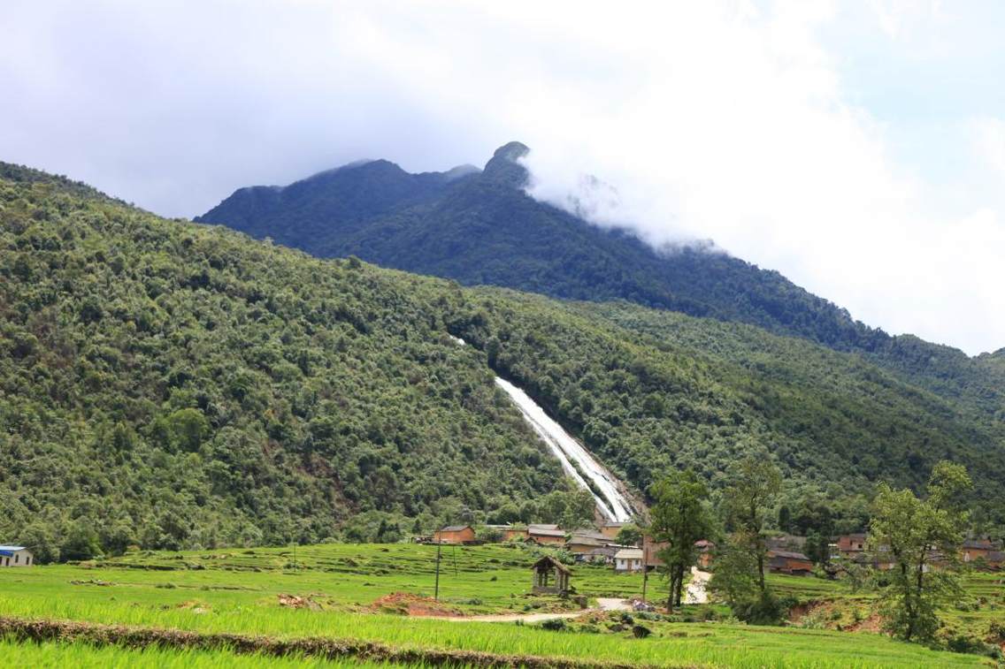 标水岩瀑布位于金平县马鞍底乡中寨村委会标水岩村寨寨头，地处海拔1500米的分水岭国家自然保护区边缘，距马鞍乡政府7公里，距地西北村委会18公里。巨大的水源来自海拔3012米的原始森林，顺着一块巨大的花岗岩倾泻而下，瀑布自上而下全长256米，呈“∧”形，倾角75度，上帘宽3米，下帘宽35米，丰水期可达40米左右，在墨绿色的森林中，一条银色的瀑布分成流而下，把一片森林一分为二，对面正眺，如珠帘垂壁；斜里侧观，似白练当空；上头俯视，像飞龙入水；下边仰望，犹仙女散花，不管你从哪个角度看，都让人不禁赞叹。瀑布两旁纵深原始生态林木，景色优雅，同时，与标水岩瀑布相毗邻的标水岸村、黄家寨、老寨、小寨村哈尼蘑菇房星落棋布，炊烟袅袅，仿佛回到了远古时代，置身美如画卷的景观之中。这里常见的蝴蝶群主要有凤蝶科、蛱蝶科蝴蝶，如蓝凤蝶、红绶绿凤蝶云南亚种、孔雀眼蛱蝶、拟豹纹蛱蝶、丽蛱蝶云南种等。从春季到秋季均有蝴蝶发生，这里森林、瀑布、彩虹、蝴蝶、蘑菇房构成了人与大自然和谐相处，天人和一的美好画卷。