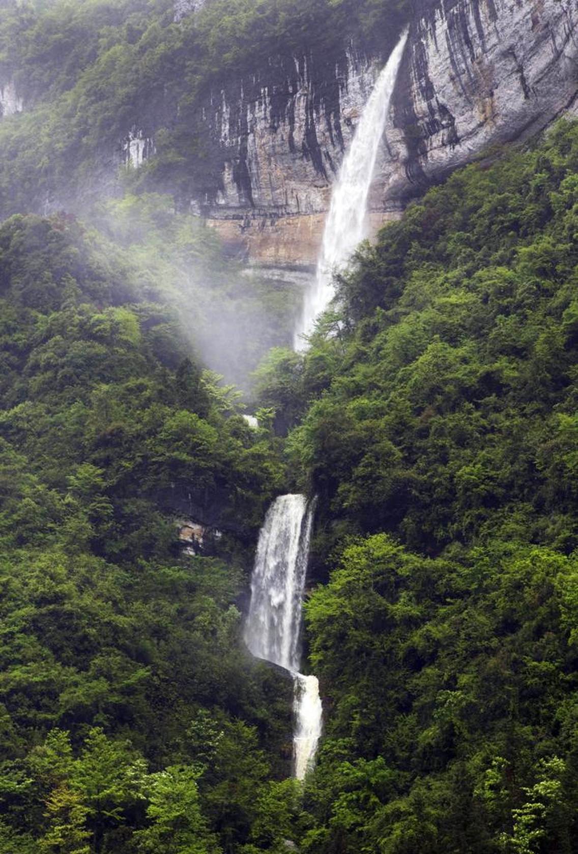 湖北省鹤峰县二墩岩飞瀑。