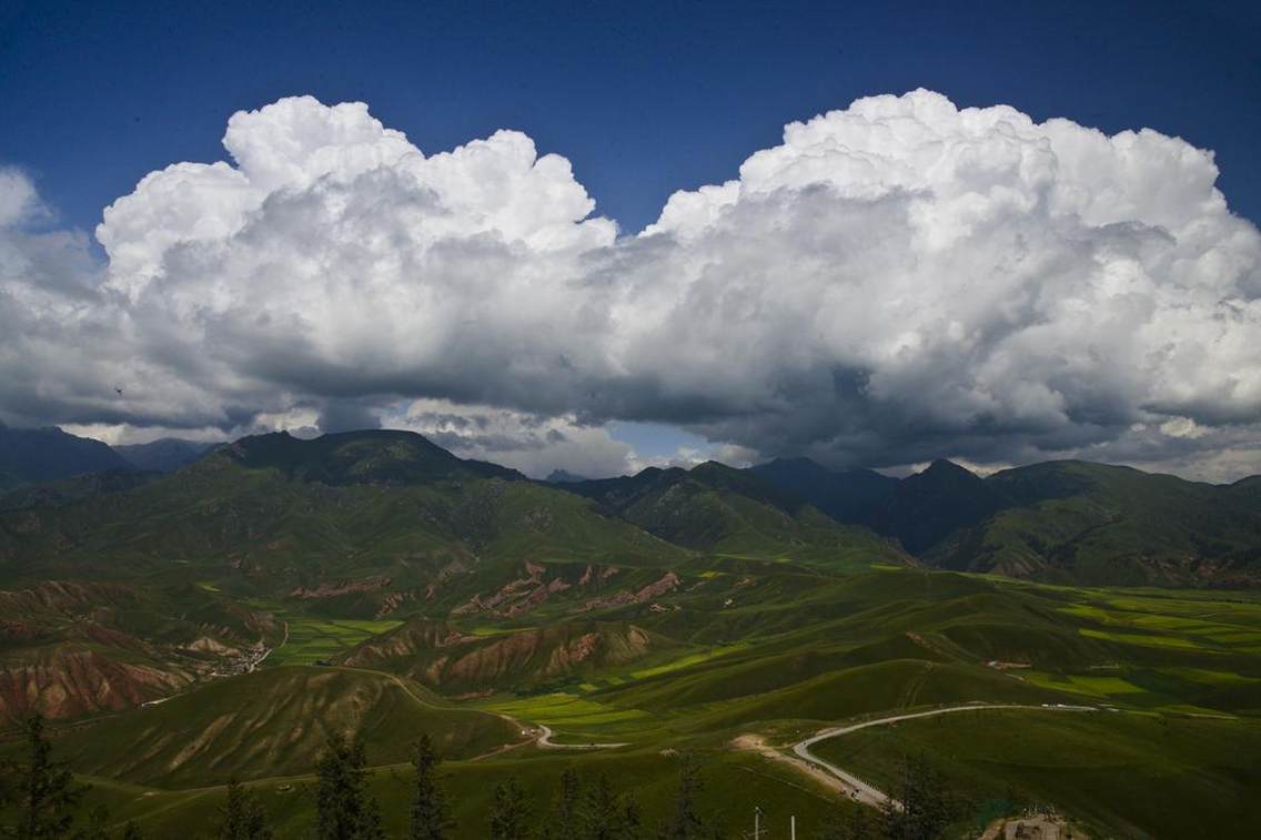 卓尔山属于丹霞地貌，由红色砂岩、砾岩组成。藏语称为"宗穆玛釉玛"，意为美丽的红润皇后。卓尔山景区项目建设地位于祁连县八宝镇，紧靠八宝河与藏区神山阿咪东索（牛心山）隔河相望。站在卓儿山顶视野极度开阔，四周没有任何遮拦，山对面是一山尽览四季景色的牛心山，左右两侧分别是拉洞峡和白杨沟风景区，背面是连绵起伏的祁连山，山脚下滔滔八宝河像一条白色的哈达环绕在县城周边。处处美景，宛如仙境，令人心旷神怡。传说中卓尔山与祁连的镇山之山--阿咪东索（牛心山）是一对情深意重的情侣，默默守候在八宝河两岸，共同护佑着祁连的山山水水。