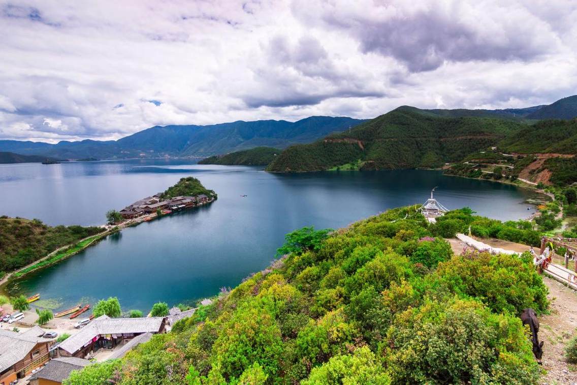 7月的泸沽湖，爱心湾。里格村