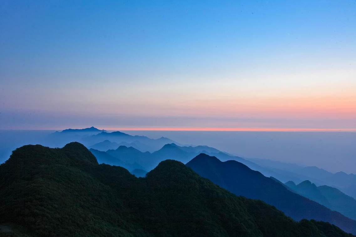 华蓥山宝鼎位于中国优秀旅游城市四川省华蓥市溪口镇境内，始建于唐代，盛于清咸丰年间，是山岳型自然风景区和宗教礼仪建筑群，全国八大佛教圣地之一。享有“西朝峨嵋，东朝宝鼎”之美誉。这是华蓥山宝鼎的日出。