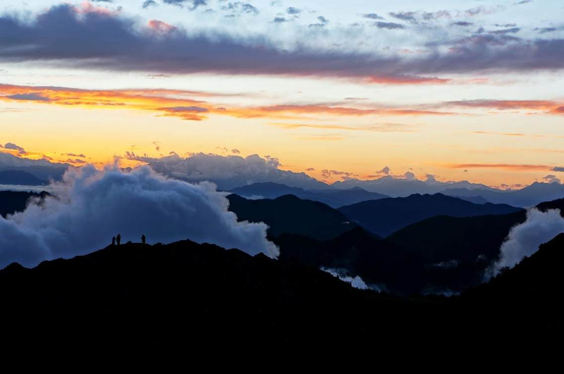 四川省汉源县轿顶山，一个海拔三千五百米的360度观景平台，星空、日出、云海是它的魅力所在，夕阳西下当天空被染成金黄色的时候，脚下的云海翻滚，让人恍若置身仙境。此照片拍摄于2013年6月份