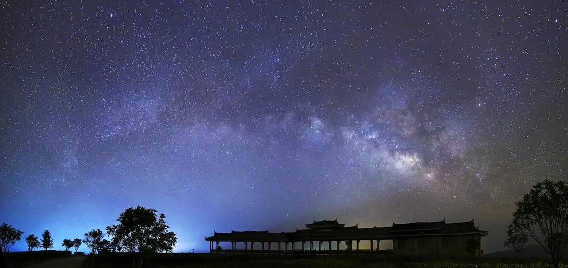 广西柳州三江县布央村，这里不但是有机茶叶的生产基地，也是休闲养生的好地方，高山茶园里风景秀丽，空气清新。茶场专门修建了观光平台和道路，在观光平台不但能看到美丽的星空，更能看到壮观的云海日出。