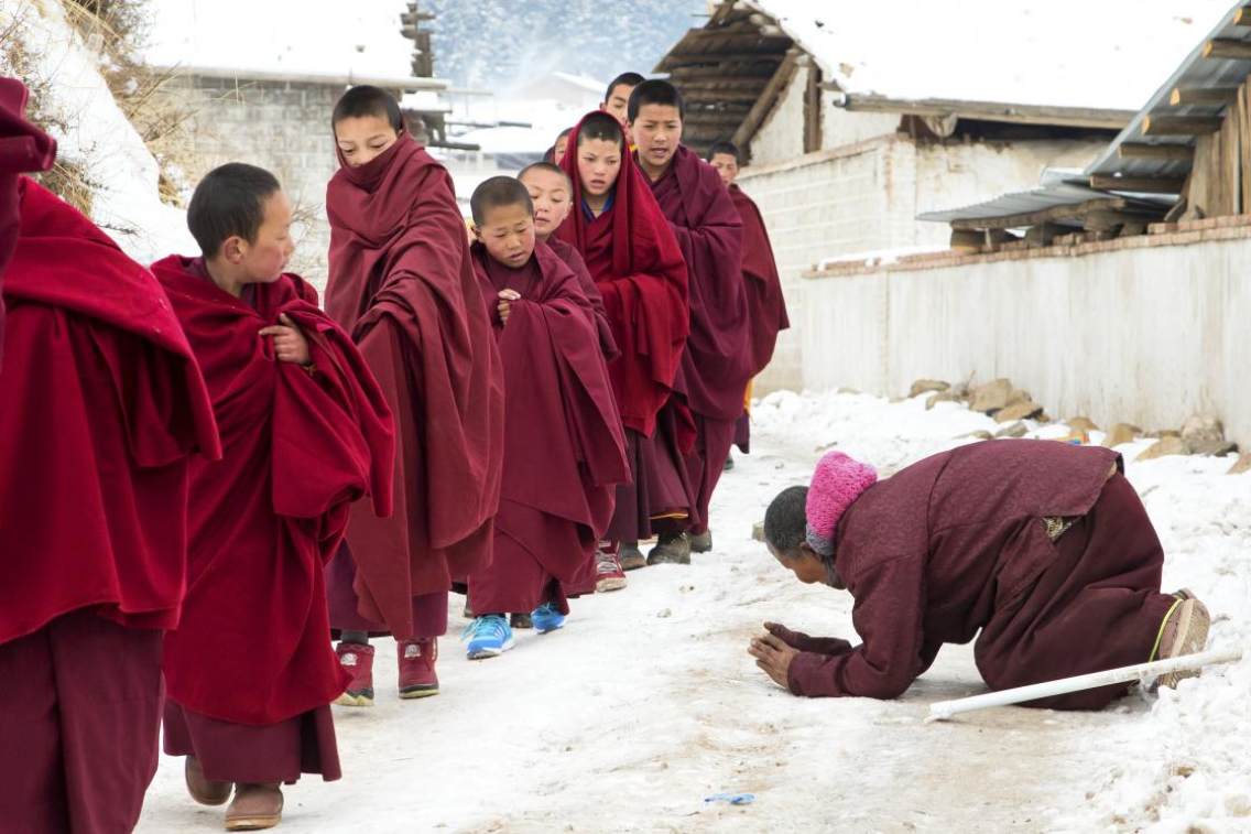 朝拜每年的郎木寺都要举行晒佛这是臧佛教的重大仪式拍摄时间：2014-2-17
