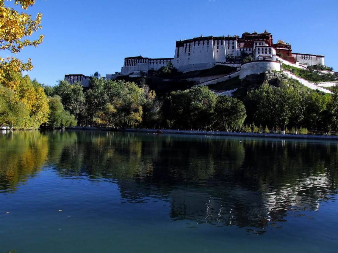 天上的宫阙——布达拉宫。布达拉宫位于中国西藏自治区首府拉萨市区西北的玛布日山上，是一座宫堡式建筑群，始建于公元7世纪藏王松赞干布时期，距今已有1300年的历史。于17世纪重建后，成为历代达赖喇嘛的冬宫居所，为西藏政教合一的统治中心。布达拉宫的主体建筑为白宫和红宫两部分。整座宫殿具有藏式风格，高200余米，外观13层，实际只有9层。由于它起建于山腰，大面积的石壁又屹立如削壁，使建筑仿佛与山岗融为一体，气势雄伟。1961年，布达拉宫成为了中华人民共和国国务院第一批全国重点文物保护单位之一。1994年，布达拉宫被列为世界文化遗产。无论从海拔的高度，还是巍峨的气势，更兼人们的崇拜，布达拉宫都当之无愧地可被称做“天上的宫阙”。