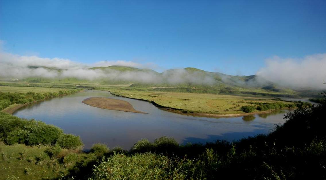 红原大草原上的一处景点，因外形像月亮般的一条河流，因此为得名“月亮湾”。在一望无限的草原上，犹如一颗闪亮的星星点缀着整片草原。从红原县到月亮湾只有3公里的路程月亮湾位于红原县，而红原县是当年中国工农红军长征经过的雪山草地，1960年建县，由敬爱的周恩来总理亲自命名为“红原”，意为：红军走过的草原。