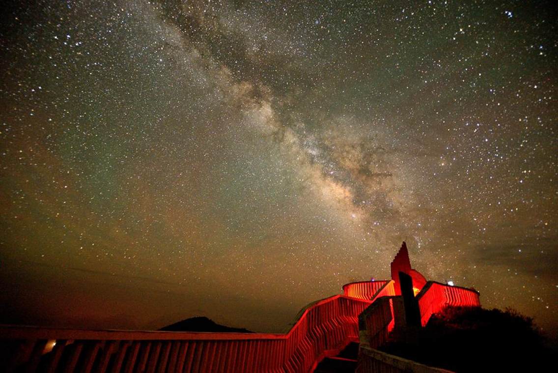 八台山海拔约2230m,汽车可以至海拔2180m,端午前后是此地拍星空的最佳