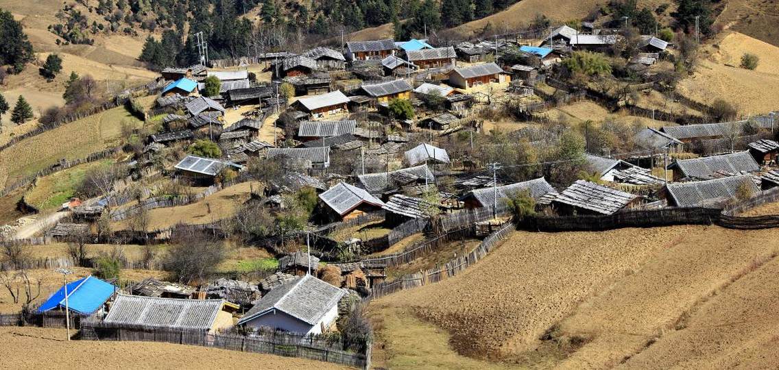 香格里拉，传说中的天堂，令人神往的地方。从进入香格里拉县境开始，这路边风光，虽谈不上仙山瑶池，却已经让我目不暇接，心旷神怡。