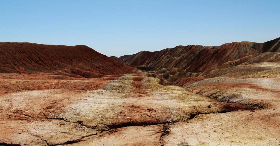 张掖丹霞地貌。这里的丹霞地貌发育于距今约200万年的前侏罗纪至第三纪，深深的裂口见证着时间的沧桑