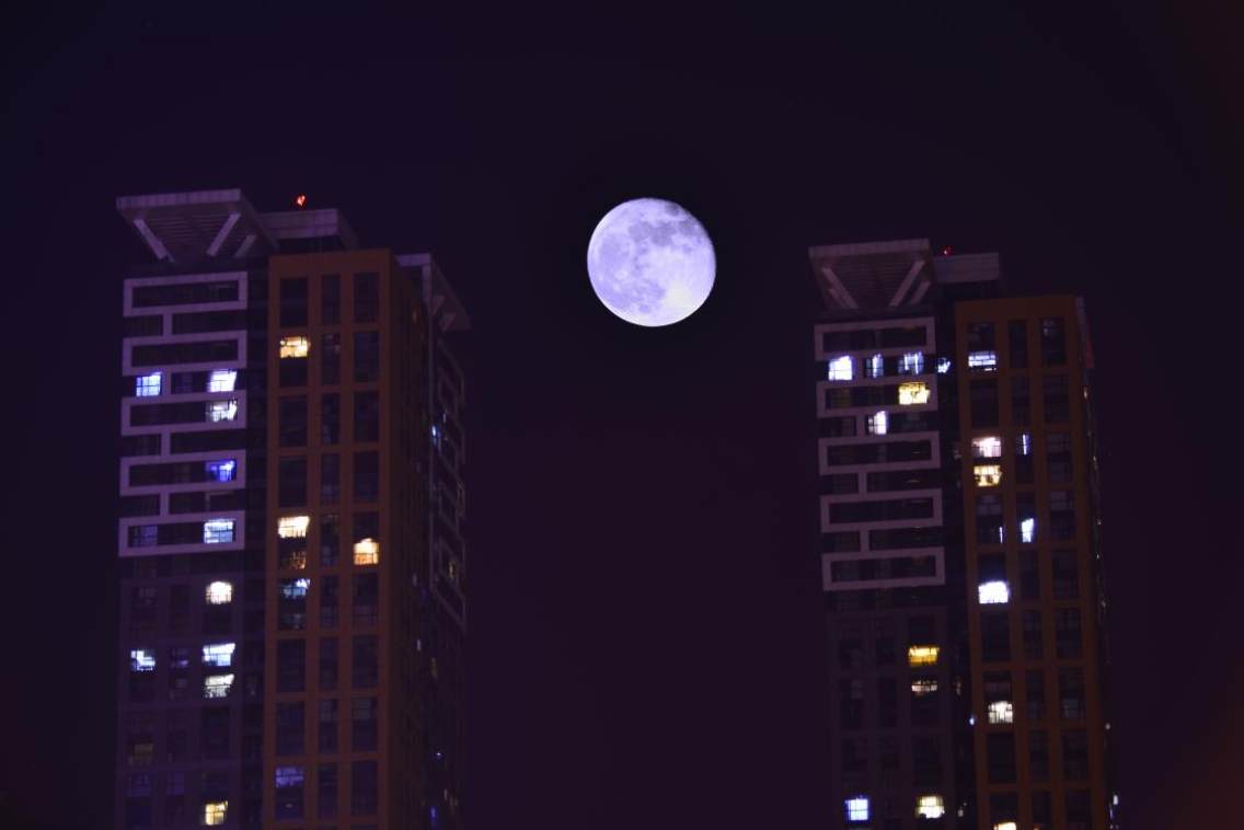 春城之夜昆明北市区历经几十年的建设,变化很大.特别是今年的中秋节,夜景不错.