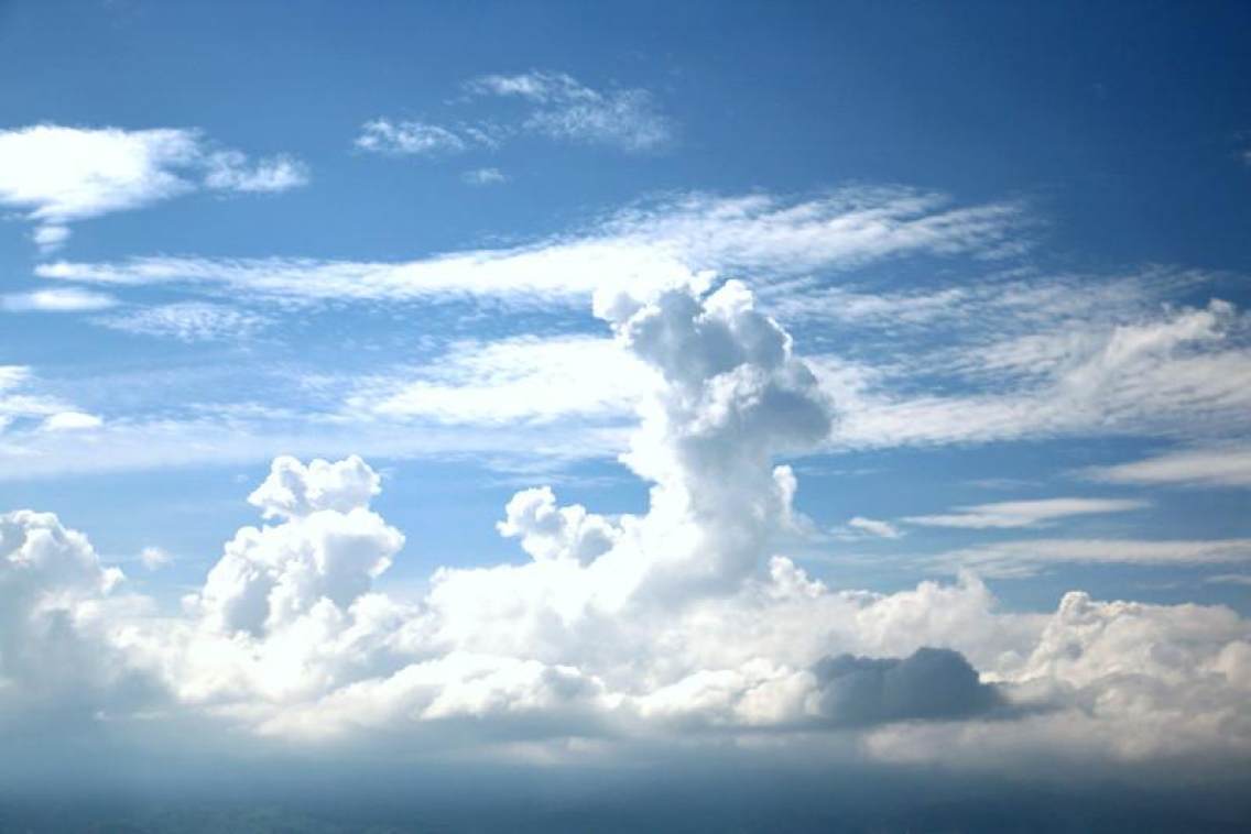 《梦》：蓝天、白云。走进蓝天白云的大世界，浮想联翩，未来中国梦。
