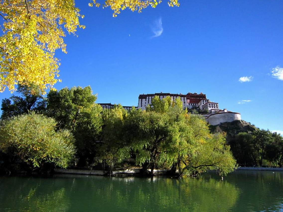 天上的宫阙——布达拉宫。布达拉宫位于中国西藏自治区首府拉萨市区西北的玛布日山上，是一座宫堡式建筑群，始建于公元7世纪藏王松赞干布时期，距今已有1300年的历史。于17世纪重建后，成为历代达赖喇嘛的冬宫居所，为西藏政教合一的统治中心。布达拉宫的主体建筑为白宫和红宫两部分。整座宫殿具有藏式风格，高200余米，外观13层，实际只有9层。由于它起建于山腰，大面积的石壁又屹立如削壁，使建筑仿佛与山岗融为一体，气势雄伟。1961年，布达拉宫成为了中华人民共和国国务院第一批全国重点文物保护单位之一。1994年，布达拉宫被列为世界文化遗产。无论从海拔的高度，还是巍峨的气势，更兼人们的崇拜，布达拉宫都当之无愧地可被称做“天上的宫阙”。