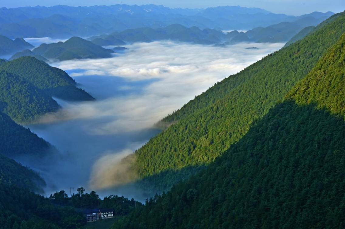 重庆市奉节县九凤山喀斯特地貌和云海