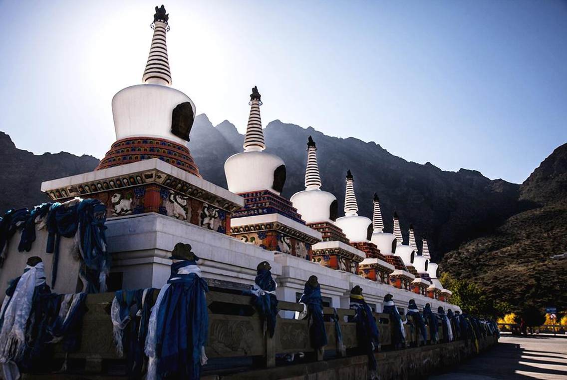 宁夏南山寺，逆光中的白塔通透明亮