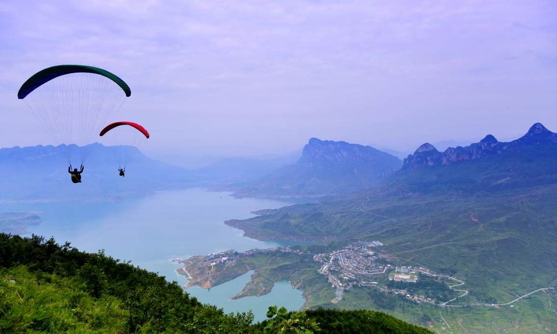 六枝牂牁江湖滨旅游度假区景区海拨745米--2127米，位于六枝特区西南部，距六盘水市60公里，离六枝城区65公里，东起顶发寨，西至徐家冲，南起大坡上，北至田坝寨。交通：从水黄高等级公路过阿志河进入景区，经长兴旅游公路到达西嘎游客服务中心，在西嘎码头乘船观赏牂牁江沿岸自然景观；亦可从六枝出发经郎岱到毛口，在毛口码头乘船拍摄险峻的山峦和牂牁江沿岸千姿百态自然美景。最佳观景拍摄时间：在春、夏、秋季植物生长繁茂的季节，拍摄时间最好为日出或日落时段。牂牁江湖滨旅游度假区分布主要以牂牁江畔老王山为中心，以毛口夜郎文化、滨湖自然风光、布依民族风情为核心，景区历史文化厚重，司马迁史记载：“夜郎者，临牂牁江，江广百余步，足以行船”，沿北盘江而上，游客可观赏到沿途山崖耸立，峰峦俊秀，领略形态各异的悬崖、悬洞、峰林等丹霞奇观，光照电站建成后蓄水形成的牂牁湖面积达51.51平方公里，容峡谷、山、水、林，幽、险、奇为一片，集山水风光、民俗文化于一体，功能齐全，环境容量大，为六枝特区山水景色最雄奇的风景名胜区。