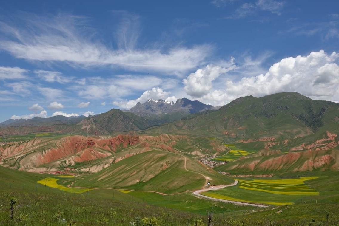 卓尔山风景区集丹霞、草原、油菜花海、雪山于一处。风光摄影的好地方。