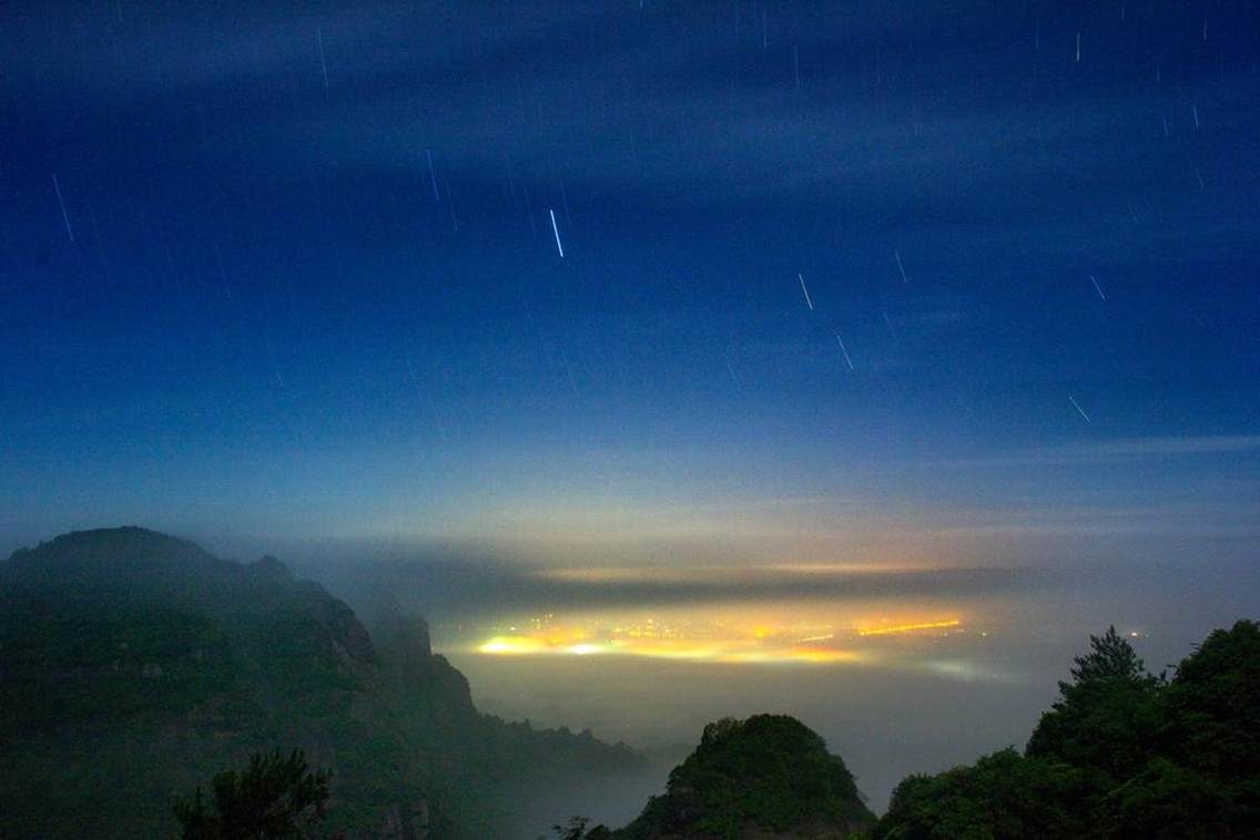 容县都峤山又称南山，在容县城南。这里是丹霞地貌，风景优美。当年明代大旅行家徐霞客曾在此考察了五天，后来在<<徐霞客游记 ---广西篇>>中作了详尽描绘。这里还是道教三十六洞天中的第二十洞天，宗教文化源远流长。都峤山方圆37平方公里，现已辟为五个景区，其中文化内涵最丰富的是庆寿岩标志性的文物是已故佛教协会会长赵朴初所书高108米、宽88米的描金佛字。这个佛字占据了大半个山面，被认为是世界上最大的单个佛字。每年的夏秋季，众多的云海让这里成为周边少有的云海拍摄圣地。尤其是佛字对面的仙人床。更是不可多得的最佳地点，红日初升，云海磅礴，那是一派何等的壮观景象！