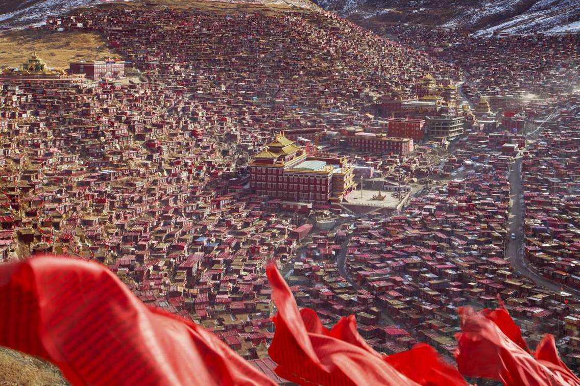 色达五明学院，经幡是这里的标志，满山的小木屋是这里的风景线。