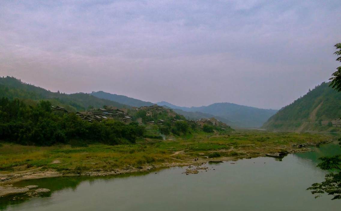 自驾云贵川途径广西三江侗族自治县，发现古老的侗族村寨依山傍水而建，壮观而美丽！