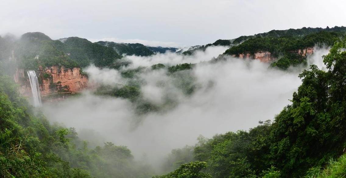 梦幻望乡台。望乡台瀑布垂直高度152米，位于重庆市江津区四面山国家级风景名胜区。