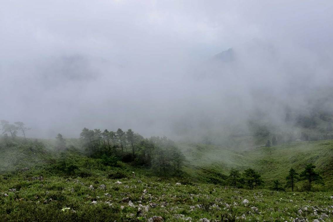 滇中第一名山　梁王山坐落在滇中小江断裂地带东部边缘，位于澄江县西北隅，距澄江县城12公里，距省会昆明40公里。山脉自西北向东南方倾斜延伸，东与南盘江相接，南连澄江坝子、西北与呈贡县毗邻，是抚仙湖北面、阳宗海南面的天然屏障。地势北高南低，最高海拔2820米(梁王山山顶电视塔处)，最低海拔2000米(梁王河水库附近)，相对高差820米，为滇中第一高峰。地处东经102°52'45"—102°55'15"，北纬24°43'57"—24°27'28"，　　梁王山素有“滇中第一名山，云南王者之山”的美称，有“一山分四季，四时景不同”之美誉，有“四面不同景，十里不同天”之独特景致，是澄江十景之一。