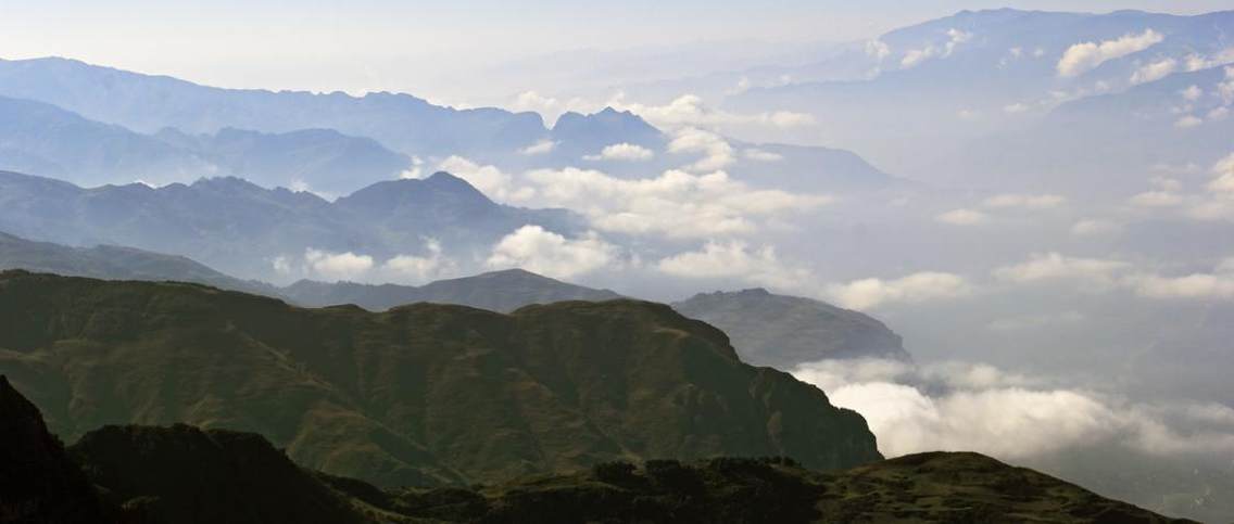 大山包湿地位于中国云南省昭通市昭阳区大山包黑颈鹤国家级自然保护区内，是世界濒危珍稀物种黑颈鹤（1300余只，约占世界已知黑颈鹤种群的四分之一）冬季的温馨家园。大山包湿地于2004年12月列入“国际重要湿地”名录，是我国现有的36块“国际重要湿地”之一。大山包湿地包括大海子水库、跳墩河水库、勒力寨水库和秦家海子、罗家坪子、中海子、大河边、龙家大地、仙人田等沼泽化草甸湿地，面积3150公顷。 景区集山水、湿地、草场、湖瀑、珍禽于一体，融辽阔、俊秀、奇险、神秘、珍稀于一身，是一块没有污染的、生态完美的净土，是极为少见的观光、摄影、科考、探险、休闲、娱乐……的综合生态旅游景区。图为鸡公山云海