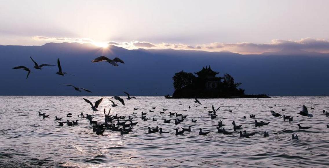 洱海小普陀。在小普陀上看苍山洱海，心胸格外开阔，是洱海里风光明媚的景点。