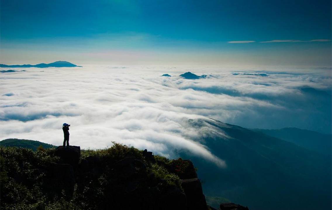 贺州市姑婆山景区主峰仙女峰，仙女峰海拔1730米，在山顶可以拍摄到云海、日出。