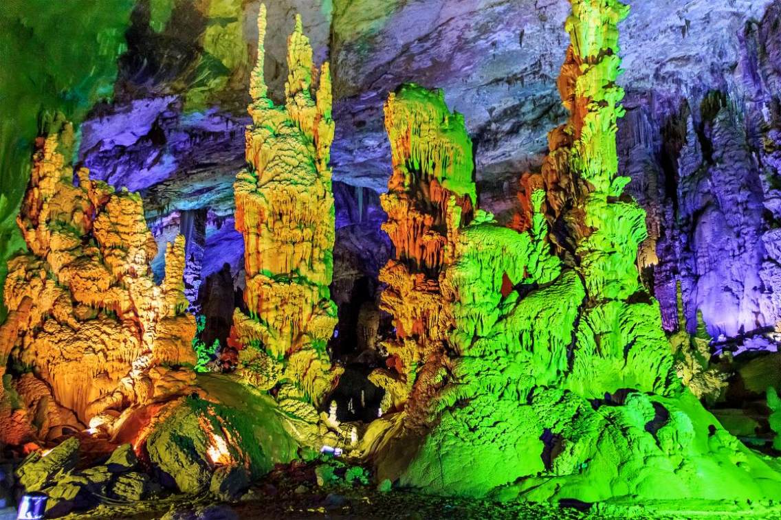 织金洞--石花斗奇织金洞之所以被人们称为“溶洞之王”在于它在世界溶洞中具有多项世界之最。如整个洞已开发部分就达35万平方米；洞内堆积物的多品类、高品位为世间少有；洞厅的最高、最宽跨度属于至极；神奇的银雨树，精巧的卷曲石举世罕见。最大的景物是金塔宫内的塔林世界，在1.6万平方米的洞厅内，耸立着100多座金塔银塔，而且隔成11个厅堂。金塔银塔之间，石笋、石藤、石幔、石帏、钟旗、石鼓、石柱遍布，与塔群遥相呼应。