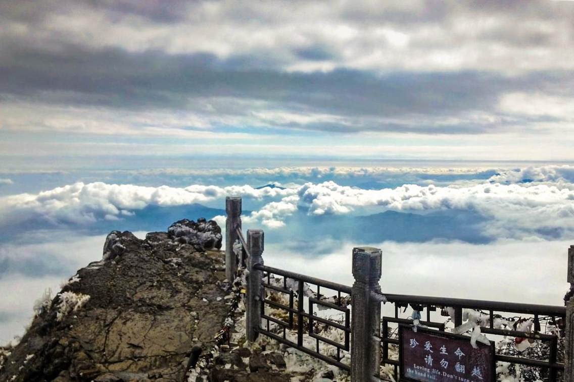 金顶舍身崖的云海