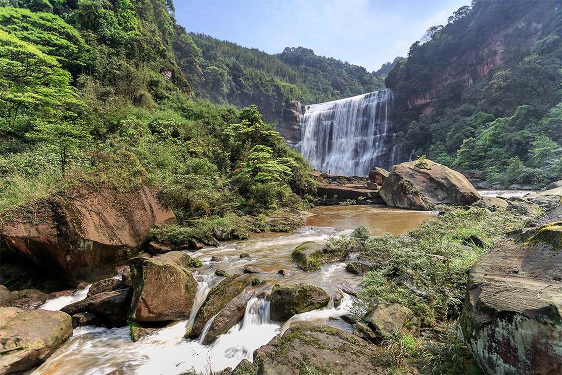 赤水大瀑布赤水大瀑布景区（又名十丈洞景区）位于贵州省赤水市南部，赤水河支流风溪河上游，离赤水城区三十余公里，是国家AAAA级景区，赤水国家级风景区名胜区的重点组成部分。 赤水大瀑布景区是“赤水丹霞”申报世界自然遗产的核心组成部分之一。