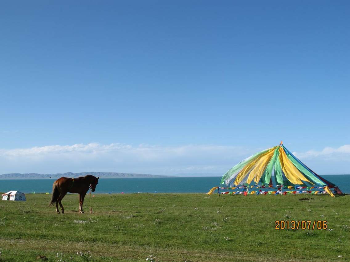 2013年7月6日骑摩托车环游青海湖时，偶遇此景。