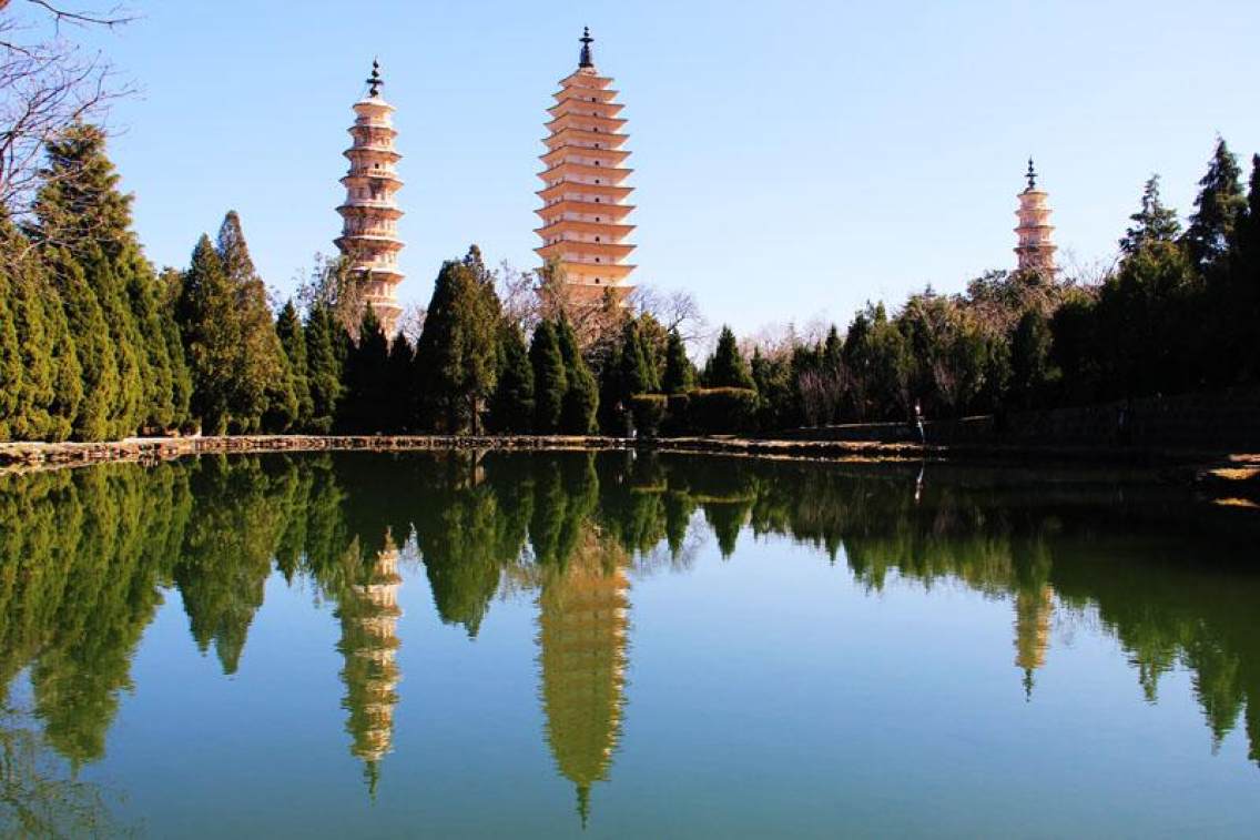 崇圣寺三塔。大理崇圣寺三塔是大理“文献名邦”的象征，是云南省古代历史文化的象征，也是中国南方最古老最雄伟的建筑之一。