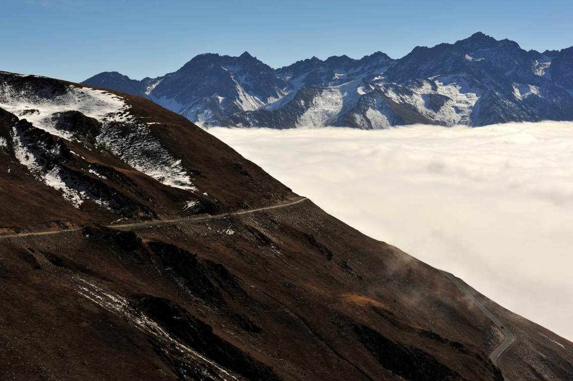 巴郎山，位于卧龙自然保护区至四姑娘山风景区之间。海拨5040米，翻越巴郎山，站在垭口向东俯瞰，气势磅礴，壮丽宽阔的云海映入眼中。雪白的云海浮动在山腰，犹如一条神龙保护着川西世世代代的人们......