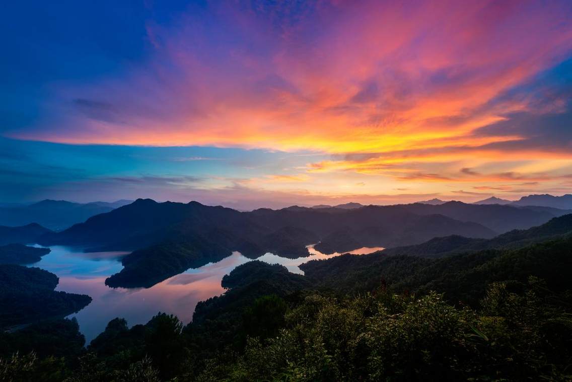 广西梧州市蒙山县。《游龙惊凤》：蒙山县城北面的一个中型水库，顺着去长坪瑶族乡的公路盘山面上会看到达这个观景点。