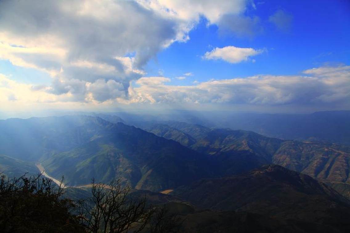 云南丘北普者黑景内有300余座孤峰，平均相对高度百余米，耸立在湖泊之中，坐落于平坝之上。峰如塔，陡如削，绝壁千仞，端庄俊秀。雄奇壮观，气势不凡。放眼望去，点点石峰玲珑可爱；纵观全景，群山似万马奔腾，富于梦幻色彩之中。