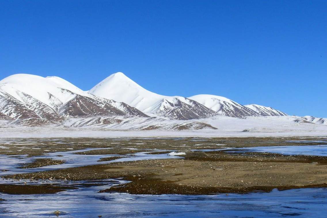 昆仑山口到玉珠峰大本营的路上，冰河和雪山相应成趣。