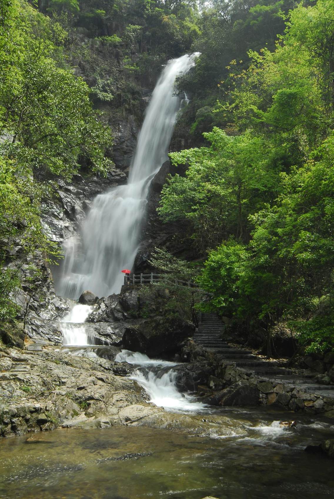 奔马瀑布是瓦窑冲景区的组成部分，景区内瀑飞溪潺，林茂树奇，水秀山美，猕猴憨态，逗人喜爱，奔马瀑布雄伟壮观，飞泻而下，犹如一匹飞奔的骏马；还有那记忆着那“上山下乡”年代在姑婆山劳作的知青们永远回忆的知青亭。