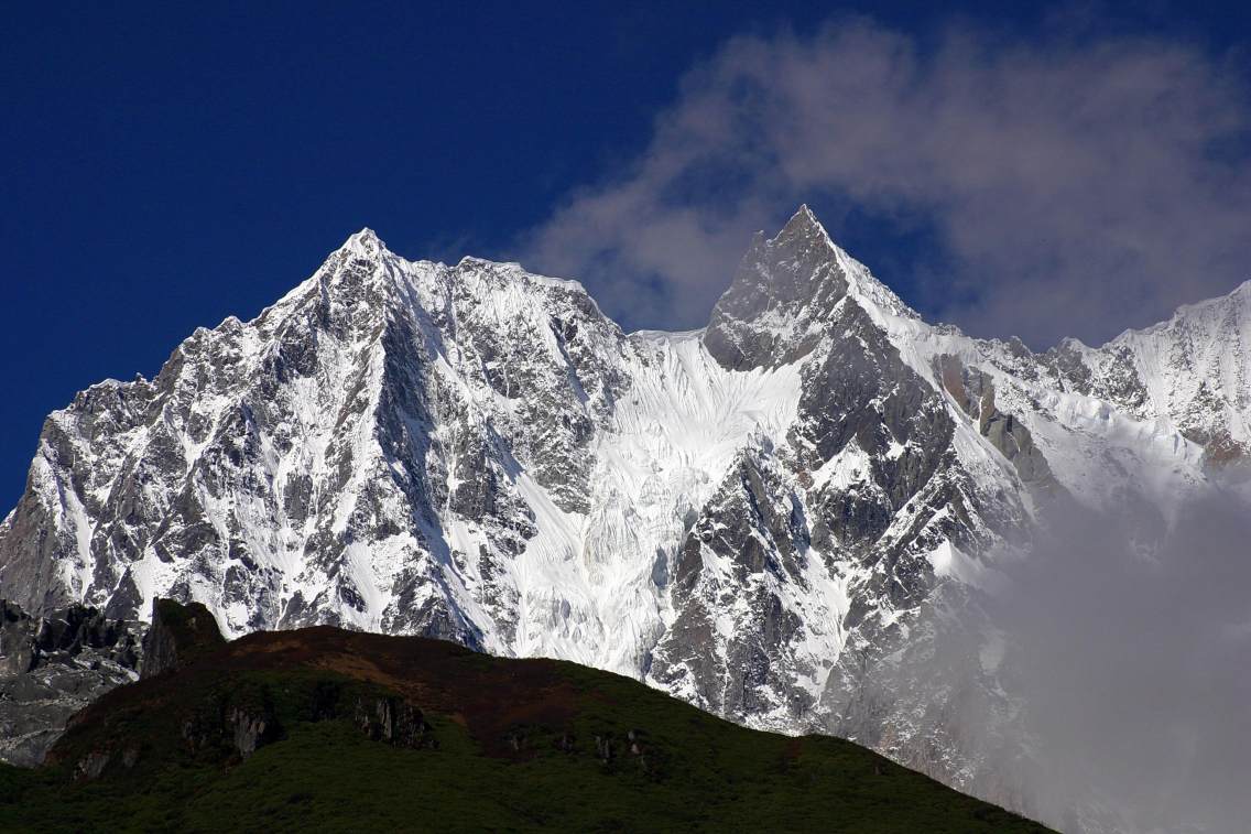 四川最高峰贡嘎雪山，世界第三难登的山峰，一年四季美到头。