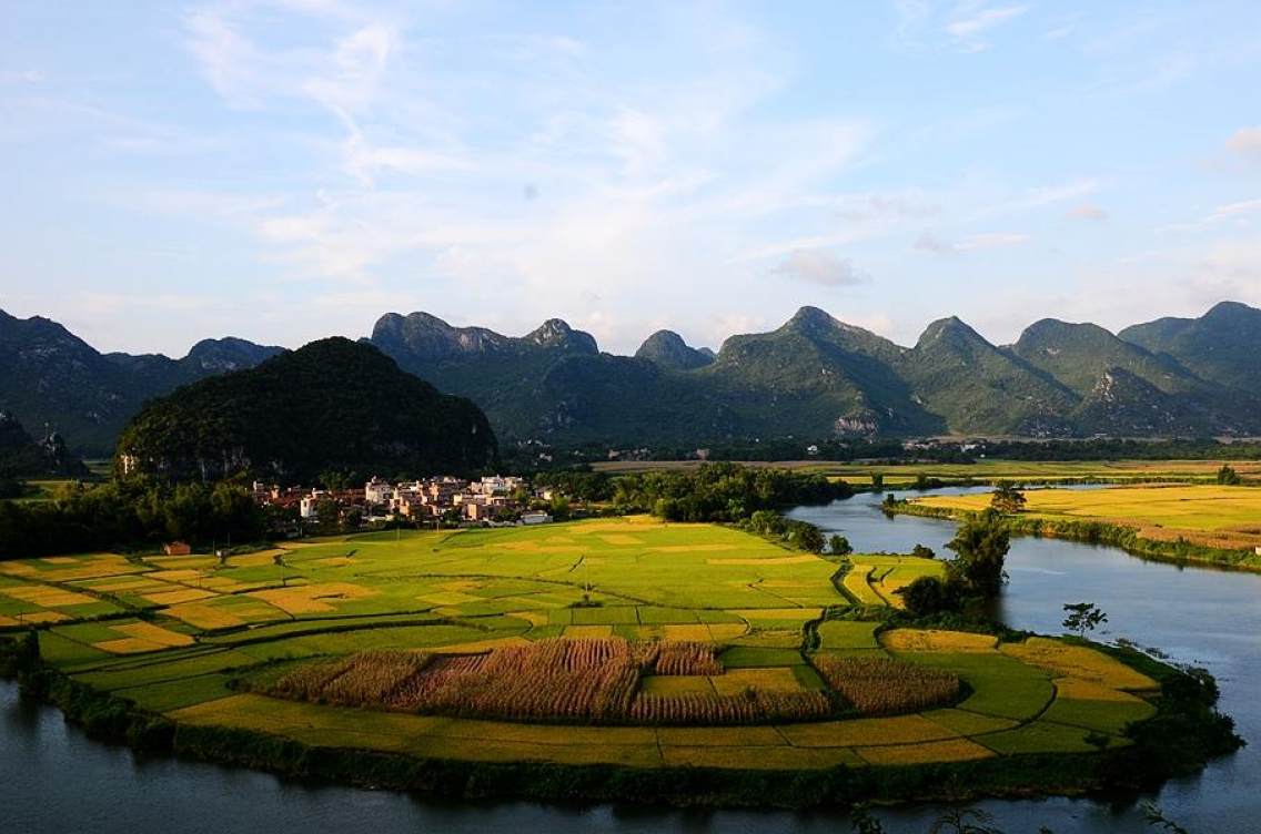 广西南宁市上林县风光有小桂林之称。明代大旅行家徐霞客被上林的秀美景观迷住，在上林三里.洋渡停留54天，写了16000多字考察游记。