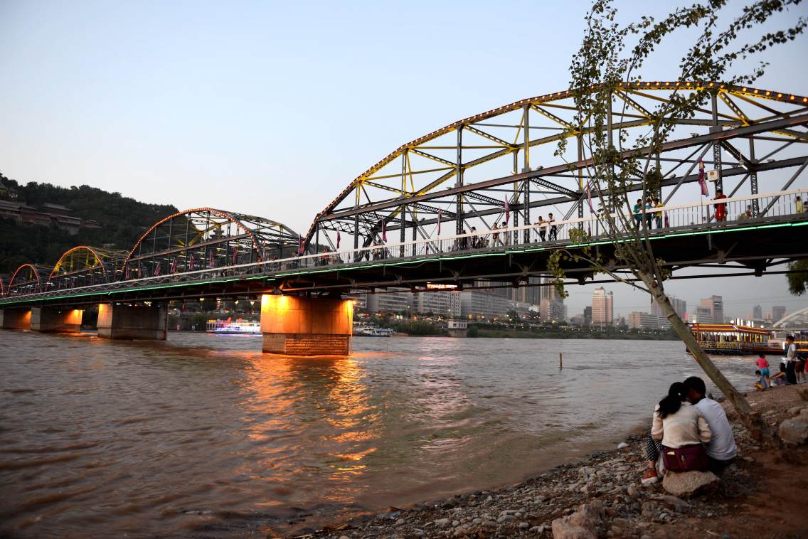 黄河铁桥一对恋人依偎在母亲河的怀抱，一座古老的铁桥见证了一座城市的变迁。黄河第一桥也叫中山桥。