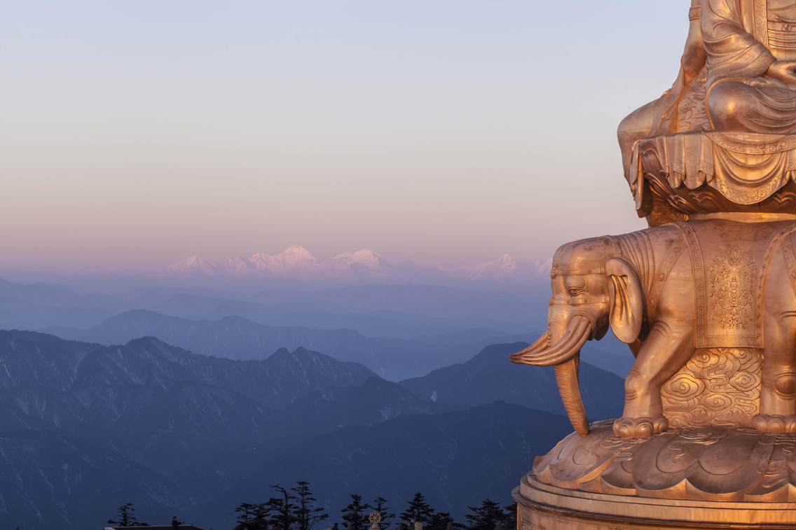 峨眉山日照贡嘎金山