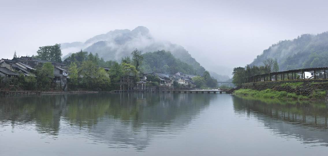 烟雨柳江——古色生香，地点：四川省眉山市洪雅县柳江古镇川西南民居、民宅、吊脚楼；桫椤树、柳沙树、老榕树让这座小镇风生水起，美不胜收！朱小根 摄影