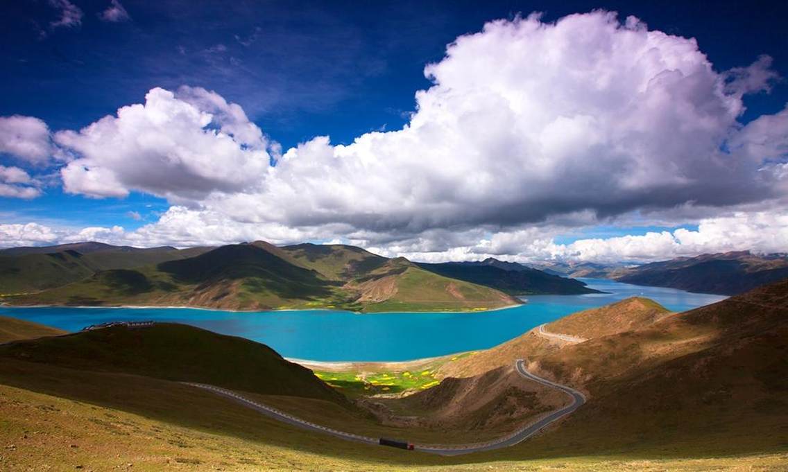 羊卓雍措与纳木措、玛旁雍措并称西藏三大圣湖，是喜马拉雅山北麓最大的内陆湖泊，湖光山色之美，冠绝藏南。羊卓雍措藏语意为“碧玉湖”，位于西藏山南地区浪卡子县和贡嘎县之间，湖水面积638平方公里，海拔4441米，湖岸线长250公里。羊湖湖汊极多，形似珊瑚枝，湖水明蓝映天，景色丰富秀美，集雪山、冰川、岛屿、牧场、农庄和温泉等景色为一体。