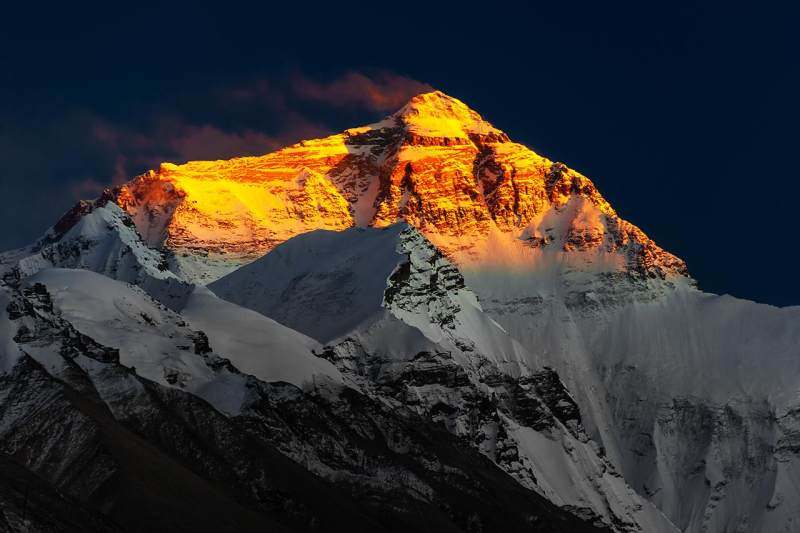 两天行程一路颠簸终于到达喜马拉雅山脉主峰珠穆朗玛峰脚下海拔5200米